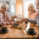 gelukkige-volwassen-vrienden-die-thuis-genieten-van-het-schaken-tijdens-koffietijd_637285-4535