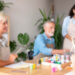 mensen-ontmoeten-elkaar-in-het-gemeenschapscentrum_23-2149155281