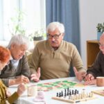 ouderen-spel-aan-tafel-608x405